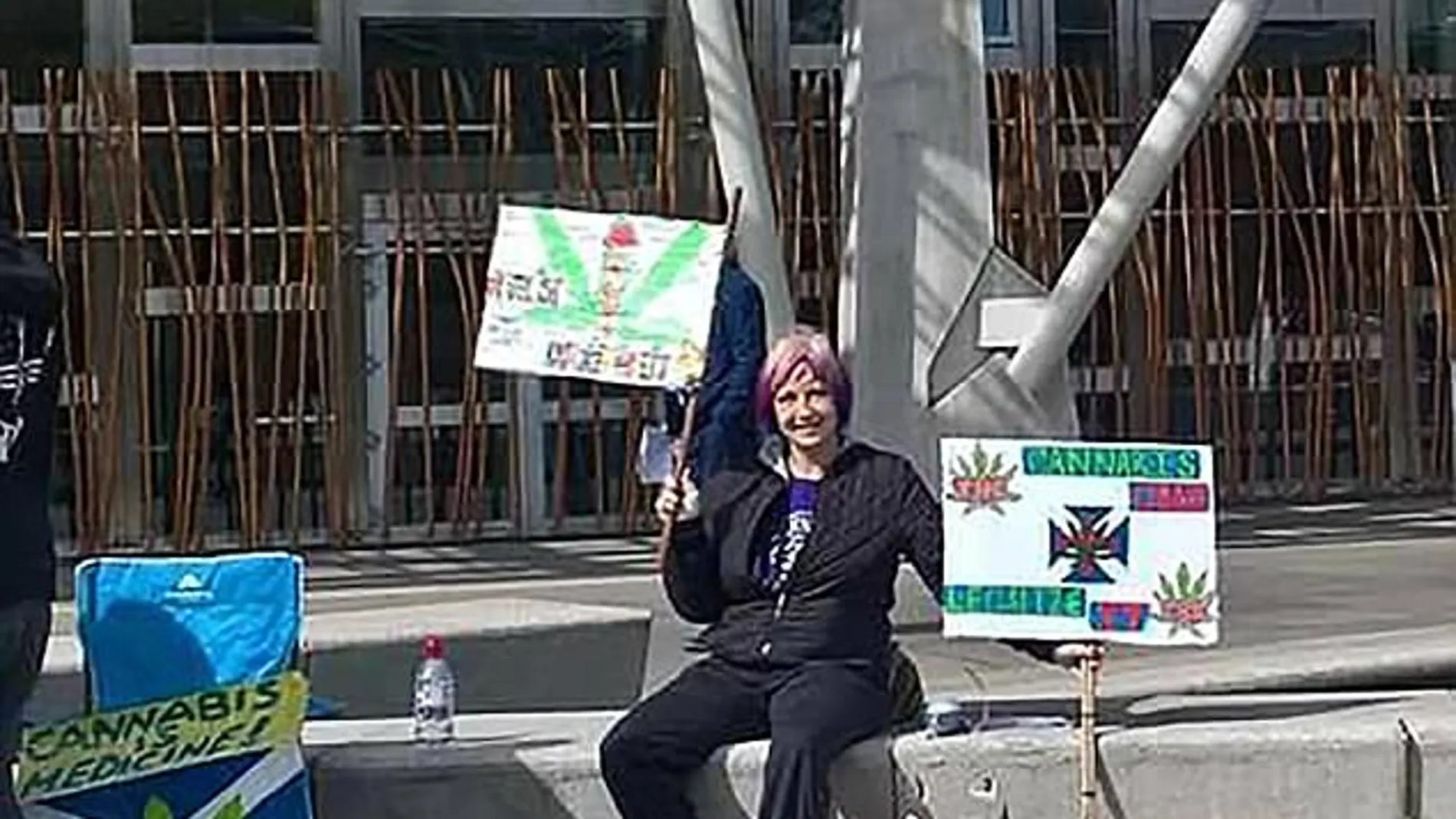 Marianne suministra aceite de cannabis para tratar la ansiedad de su perro Marianne suministra aceite de cannabis para tratar la ansiedad de su perro