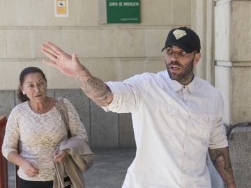 El ultra del Betis, saliendo de los juzgados