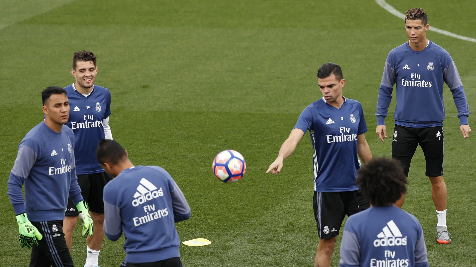 Pepe bromea en el entrenamiento en Valdebebas Pepe bromea en el entrenamiento en Valdebebas