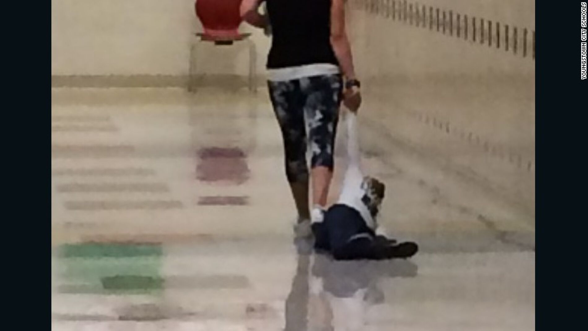 La profesora arrastrando al alumno