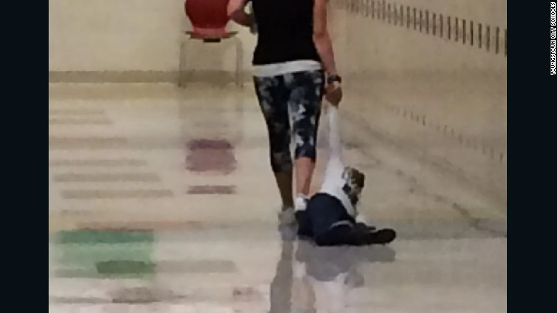 La profesora arrastrando al alumno La profesora arrastrando al alumno