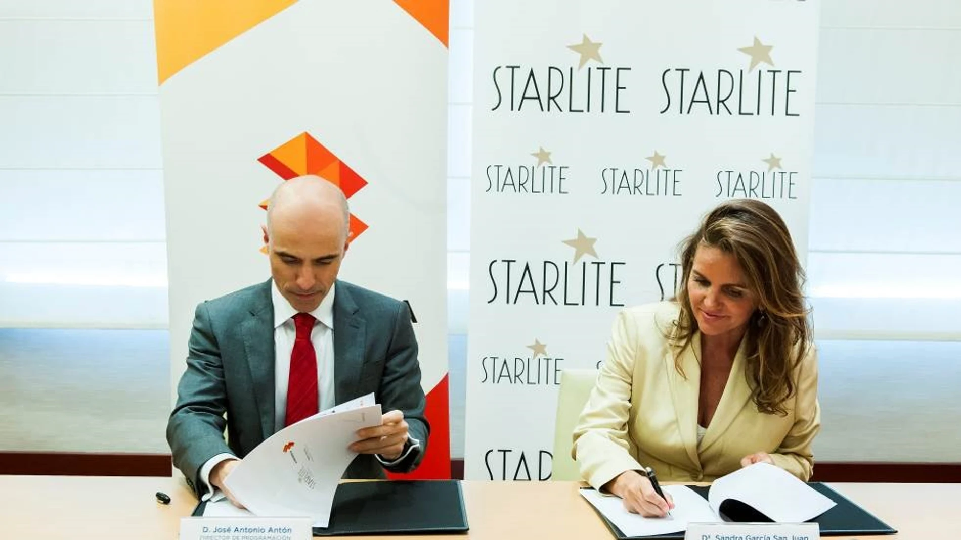 Firma del acuerdo entre Atresmedia y Starlite Firma del acuerdo entre Atresmedia y Starlite