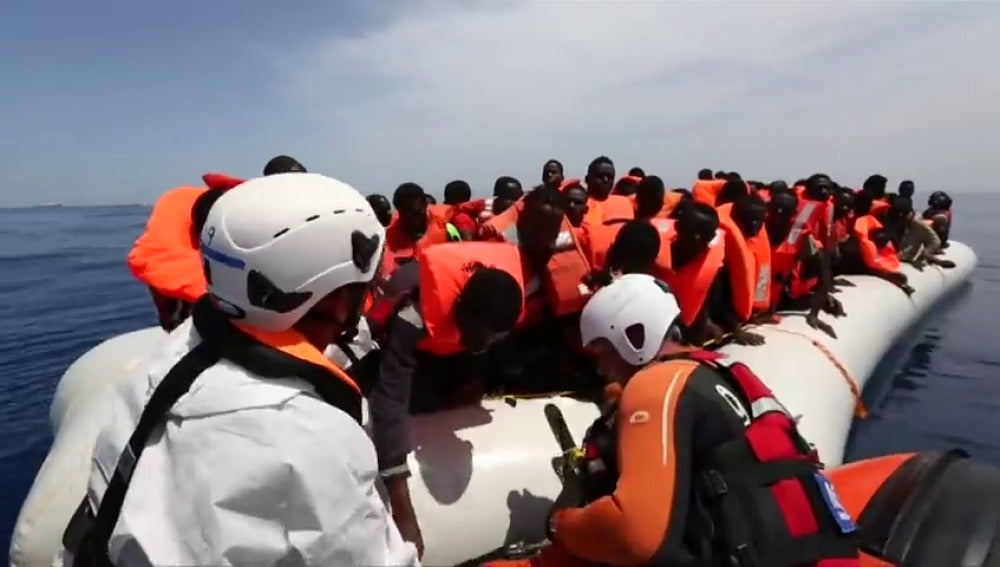 Frame 8.155252 de: Cientos de personas procedentes de Libia rescatadas en el Mediterráneo en las últimas horas 
