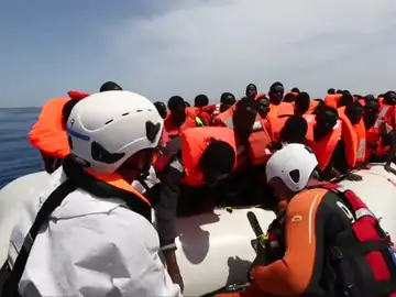 Frame 8.155252 de: Cientos de personas procedentes de Libia rescatadas en el Mediterráneo en las últimas horas Frame 8.155252 de: Cientos de personas procedentes de Libia rescatadas en el Mediterráneo en las últimas horas