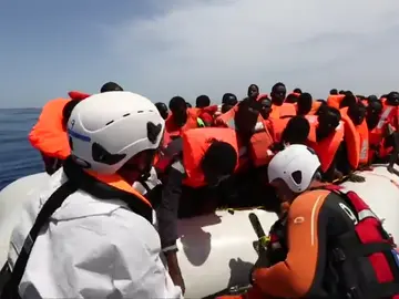 Frame 8.155252 de: Cientos de personas procedentes de Libia rescatadas en el Mediterráneo en las últimas horas Frame 8.155252 de: Cientos de personas procedentes de Libia rescatadas en el Mediterráneo en las últimas horas