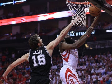 Pau Gasol defiende una penetración de James Harden