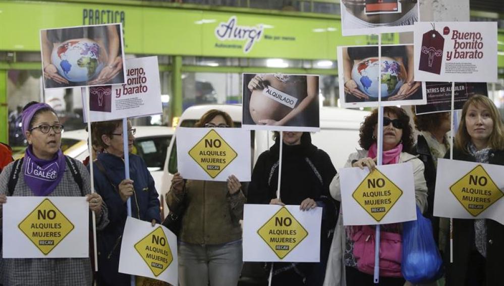 Protestas contra los vientres de alquiler