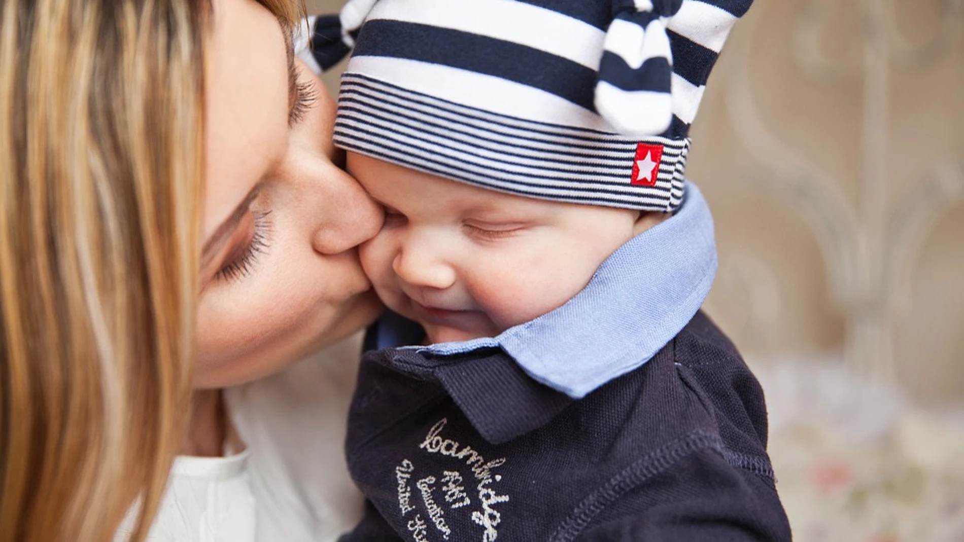 Una madre besando a su hijo Una madre besando a su hijo
