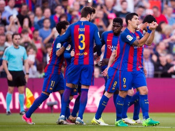 Gerard Piqué celebra con sus compañeros un gol al Villarreal