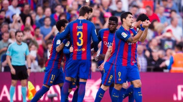 Gerard Piqué celebra con sus compañeros un gol al Villarreal