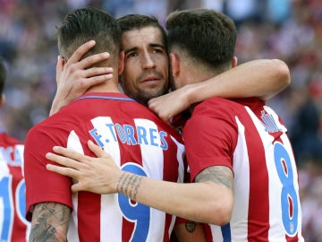 Torres, Gabi y Saúl celebran un gol del Atlético