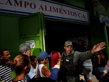 Largas colas en Venezuela para adquirir alimentos básicos Largas colas en Venezuela para adquirir alimentos básicos