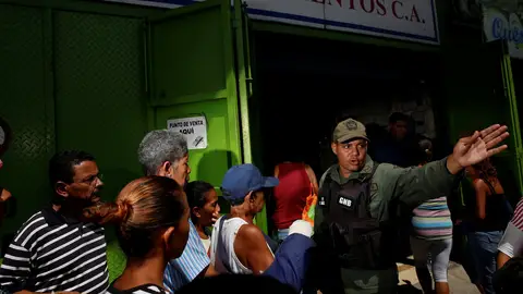 Largas colas en Venezuela para adquirir alimentos básicos Largas colas en Venezuela para adquirir alimentos básicos