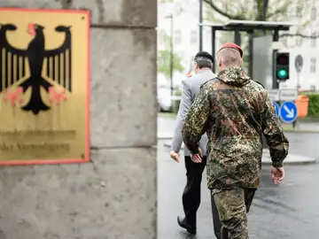 Nuevos hallazgos avivan la polémica sobre los ultraderechistas en el Ejército alemán Nuevos hallazgos avivan la polémica sobre los ultraderechistas en el Ejército alemán