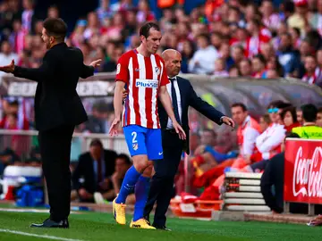 Diego Godín se marcha del terreno de juego tras ser expulsado por Fernández Borbalán Diego Godín se marcha del terreno de juego tras ser expulsado por Fernández Borbalán