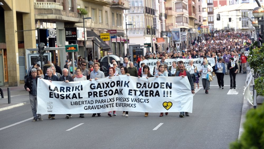 Miles de personas han pedido en Vitoria la liberación de presos de ETA gravemente enfermos