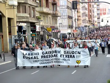 Miles de personas han pedido en Vitoria la liberación de presos de ETA gravemente enfermos Miles de personas han pedido en Vitoria la liberación de presos de ETA gravemente enfermos