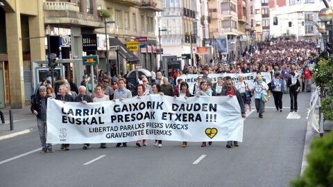 Miles de personas han pedido en Vitoria la liberaci&oacute;n de presos de ETA gravemente enfermos
