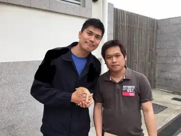 Kwok con el gato rescatado Kwok con el gato rescatado