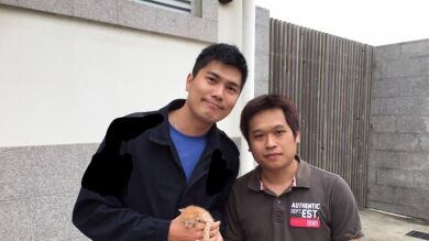 Un hombre para el tráfico en una carretera de China para rescatar a un gato