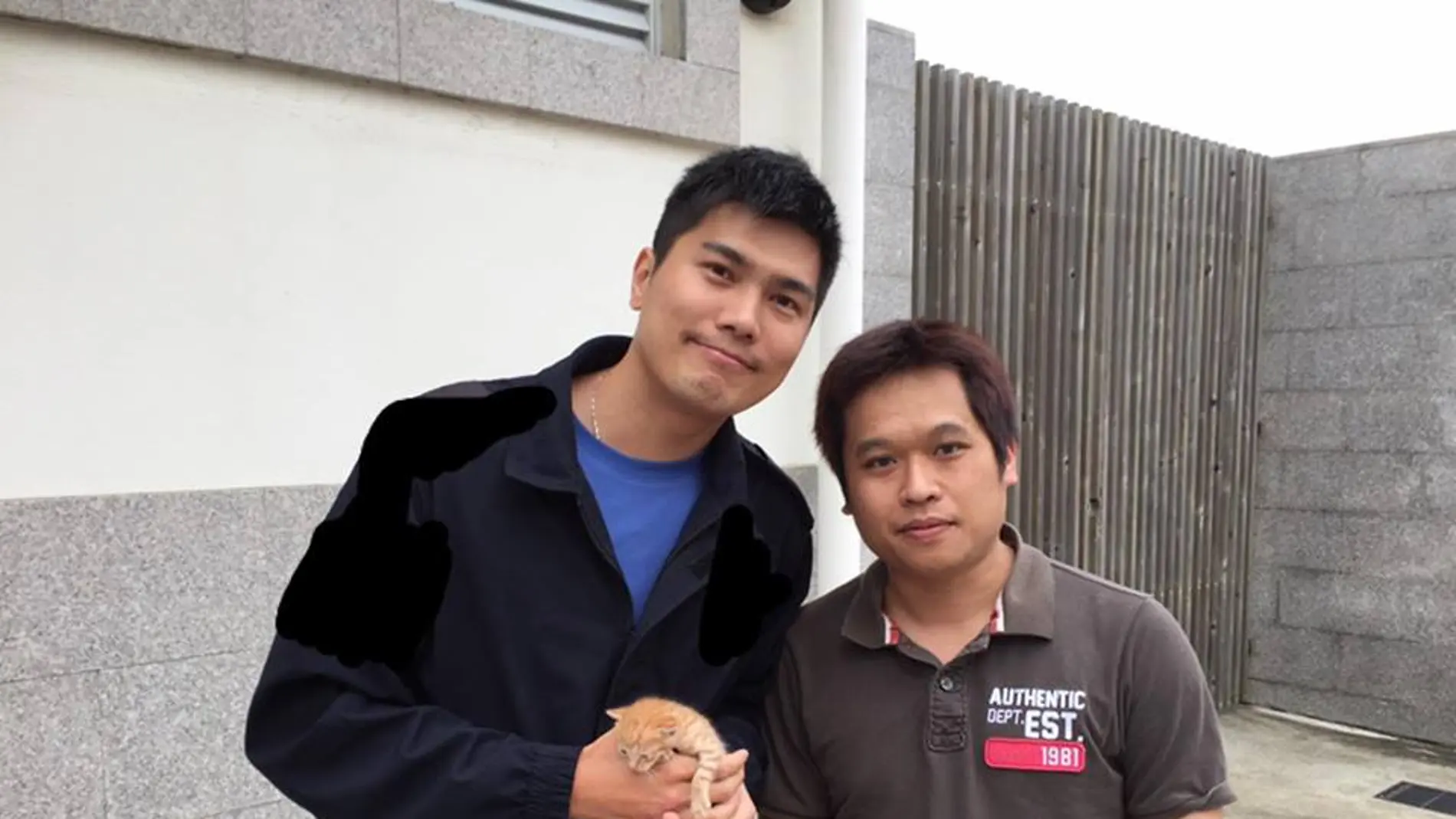 Kwok con el gato rescatado Kwok con el gato rescatado
