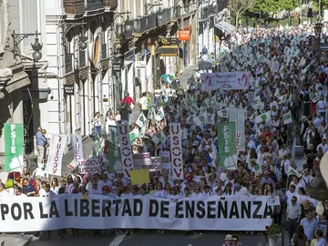 Miles de personas tiñen de blanco el centro de Valencia para reivindicar la educación concertada Miles de personas tiñen de blanco el centro de Valencia para reivindicar la educación concertada