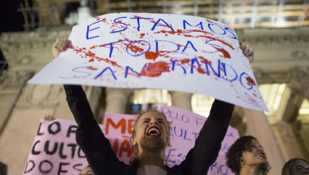 Una mujer brasileña protestaba el año pasado tras la violación colectiva a una adolescente en Río de Janeiro 