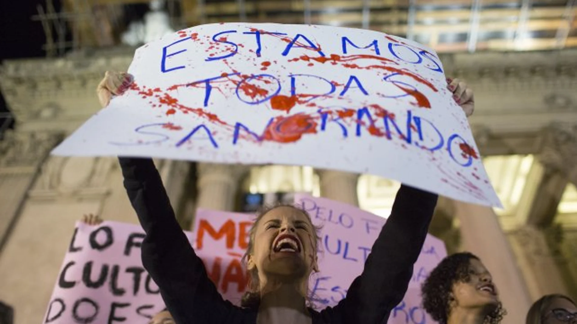 Una mujer brasileña protestaba el año pasado tras la violación colectiva a una adolescente en Río de Janeiro Una mujer brasileña protestaba el año pasado tras la violación colectiva a una adolescente en Río de Janeiro