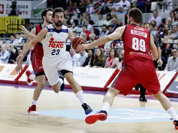 Sergio Llull conduce un ataque ante el Zaragoza Sergio Llull conduce un ataque ante el Zaragoza