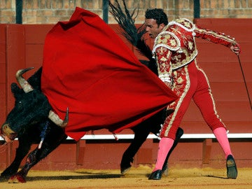 El torero Antonio Ferrera da un pase con la muleta al primero de su lote