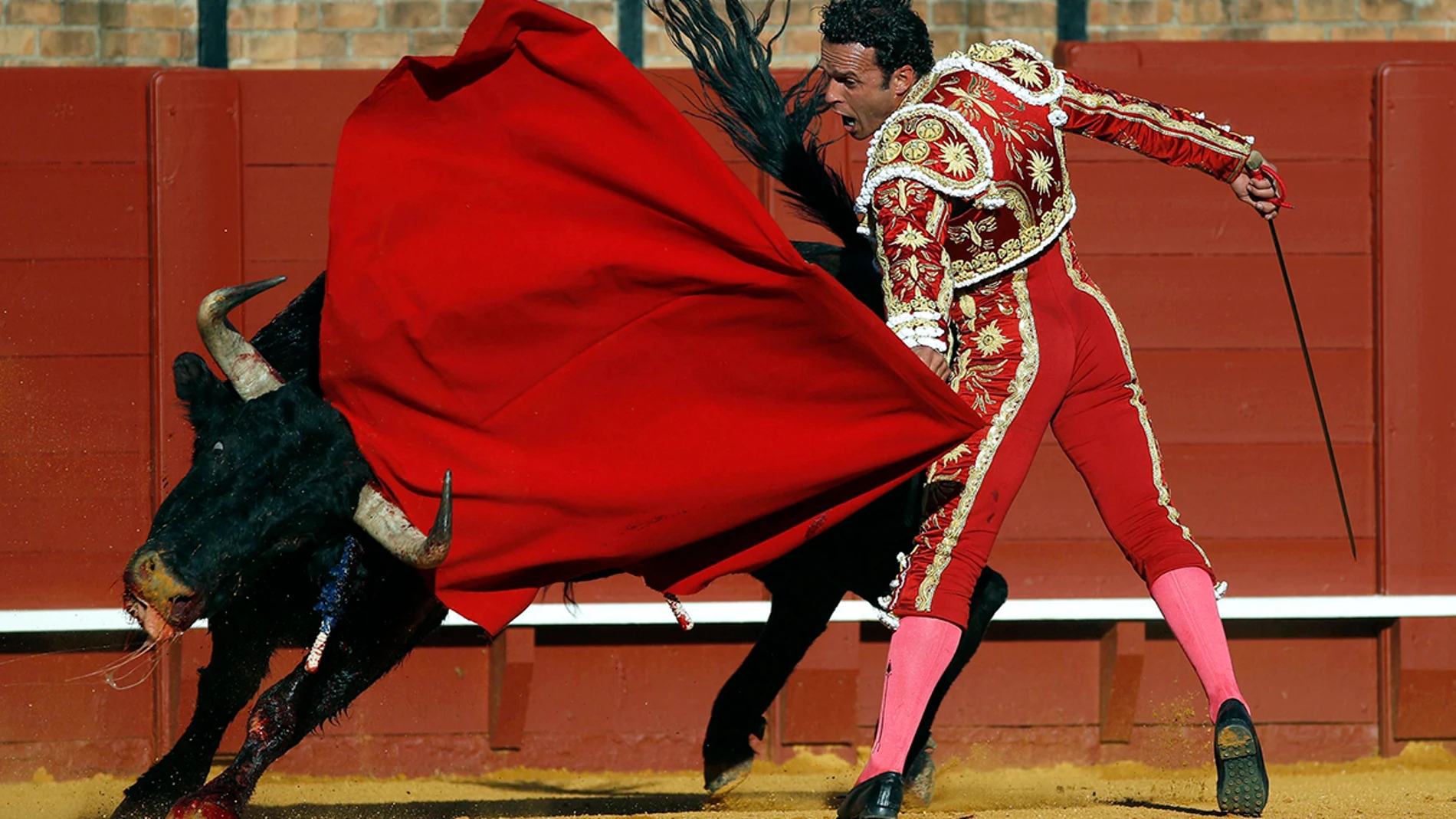 El torero Antonio Ferrera da un pase con la muleta al primero de su lote