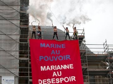 Activistas de Femen despliegan una pancarta contra Marine Le Pen