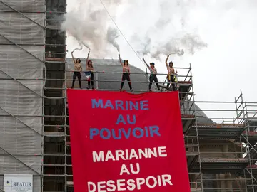 Activistas de Femen despliegan una pancarta contra Marine Le Pen Activistas de Femen despliegan una pancarta contra Marine Le Pen