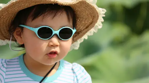 Proteger a los niños del sol con gafas, esencial para evitar enfermedades futuras Proteger a los niños del sol con gafas, esencial para evitar enfermedades futuras