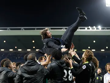 Los jugadores del Chelsea mantean a Antonio Conte tras ganar la Premier Los jugadores del Chelsea mantean a Antonio Conte tras ganar la Premier