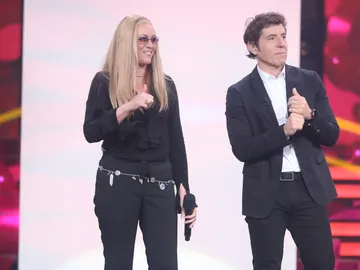 El jurado da la enhorabuena a Rudy en su actuación como Anastacia El jurado da la enhorabuena a Rudy en su actuación como Anastacia