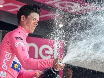 Bob Jungels celebra su 'maglia rosa' durante el Giro de Italia