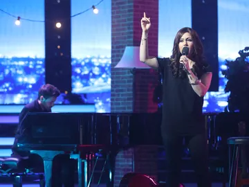 Ely López hace vibrar a los espectadores con su interpretación ‘Durmiendo Sola’ Ely López hace vibrar a los espectadores con su interpretación ‘Durmiendo Sola’