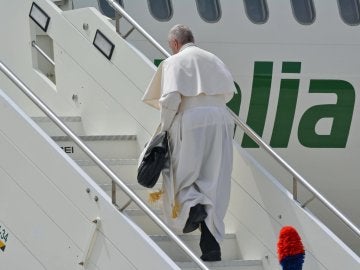  El Papa Francisco se dispone a embarcar en el avión con destino a Fátima