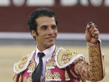 El diestro Jesús Martínez 'Morenito de Aranda' tras cortar una oreja a su segundo toro, durante el segundo festejo de la feria de San Isidro en la Plaza madrileña de las Ventas