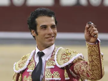 El diestro Jesús Martínez 'Morenito de Aranda' tras cortar una oreja a su segundo toro, durante el segundo festejo de la feria de San Isidro en la Plaza madrileña de las Ventas El diestro Jesús Martínez 'Morenito de Aranda' tras cortar una oreja a su segundo toro, durante el segundo festejo de la feria de San Isidro en la Plaza madrileña de las Ventas
