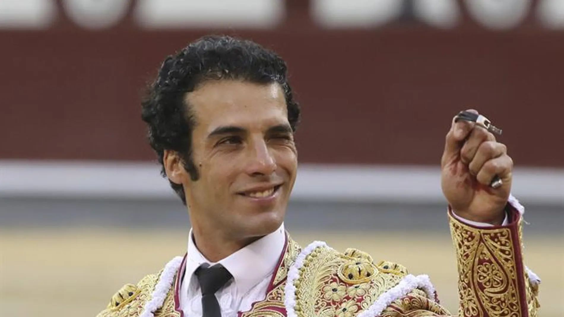 El diestro Jesús Martínez 'Morenito de Aranda' tras cortar una oreja a su segundo toro, durante el segundo festejo de la feria de San Isidro en la Plaza madrileña de las Ventas