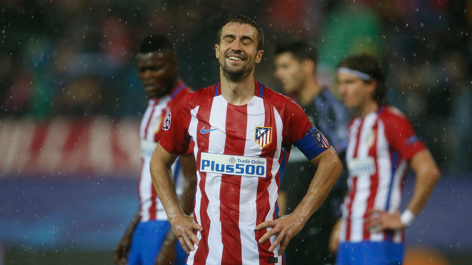Gabi sonríe bajo la lluvia