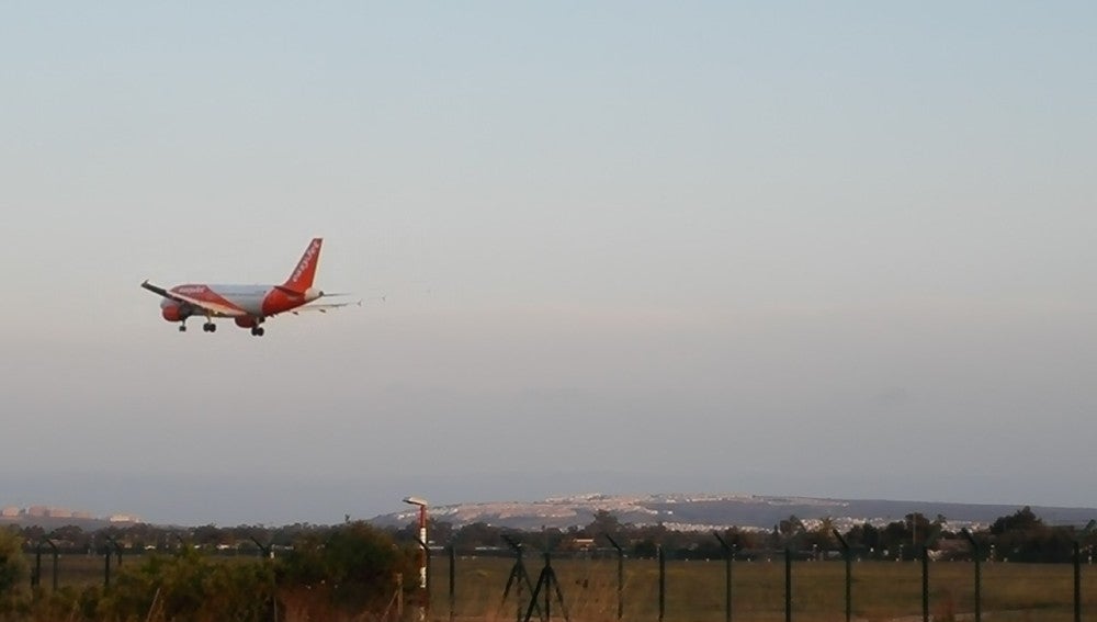 Avión aterrizando en el Aeropuerto Alicante-Elche.