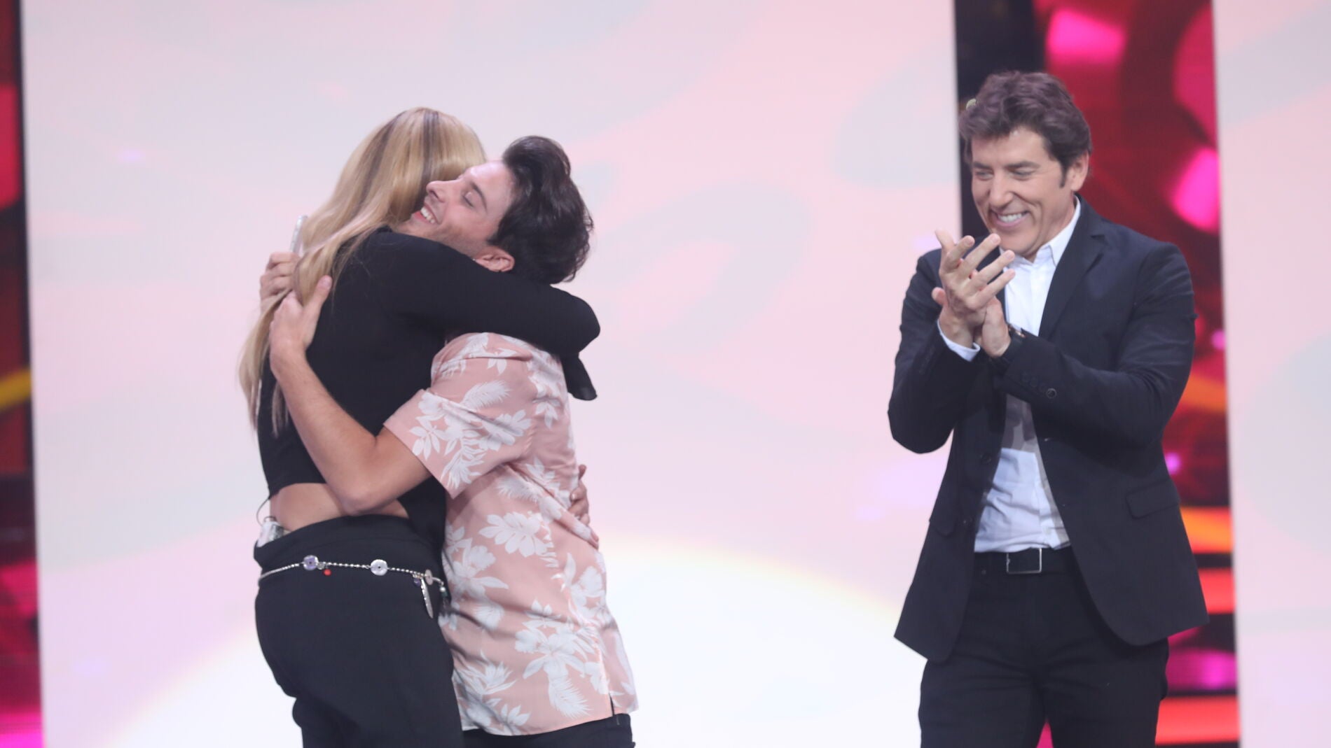 Blas Cant&oacute; felicita a la doble de Anastacia
