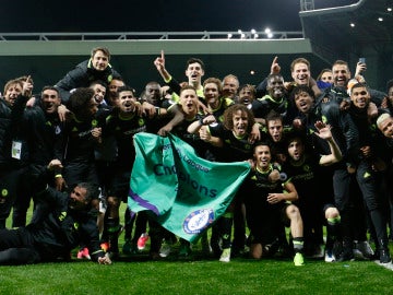 Los jugadores del Chelsea festejan su título de campeones de la Premier League