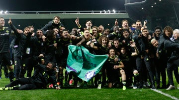 Los jugadores del Chelsea festejan su título de campeones de la Premier League