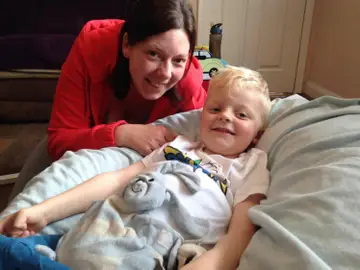 Helen junto a su hijo en el hospital Helen junto a su hijo en el hospital