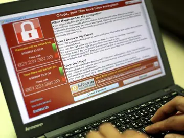 Un programador muestra la captura de pantalla en la que se pide un rescate en bitcoins Un programador muestra la captura de pantalla en la que se pide un rescate en bitcoins