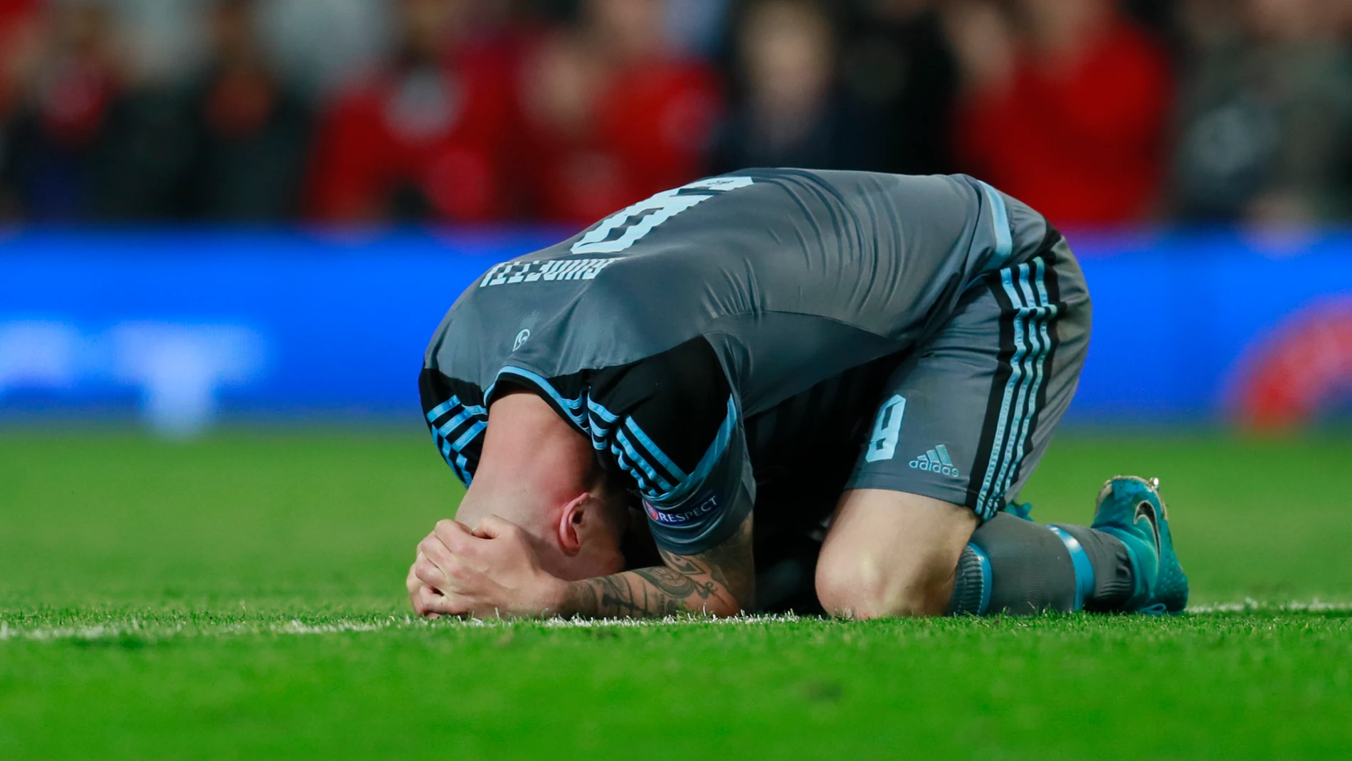John Guidetti se lamenta por la ocasión fallada ante el United John Guidetti se lamenta por la ocasión fallada ante el United